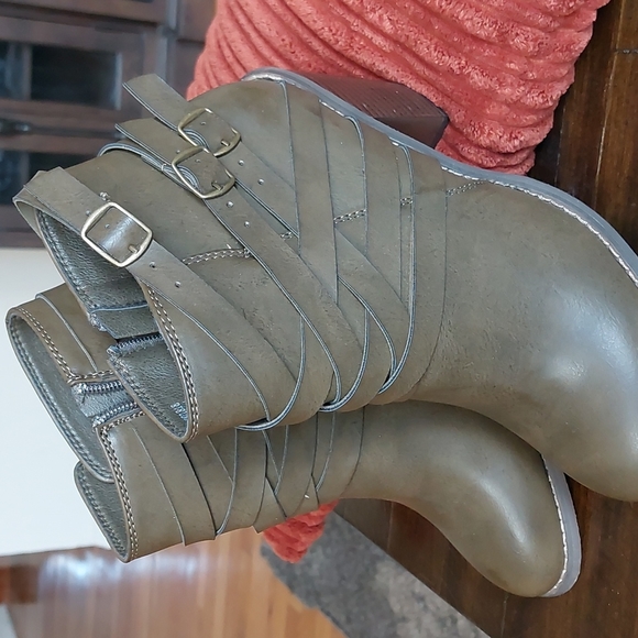 Beautiful Booties! - Picture 3 of 4